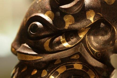 NO.6错金银铜虎噬鹿屏风座Copper Vessel Base made of Inlaid Gold and