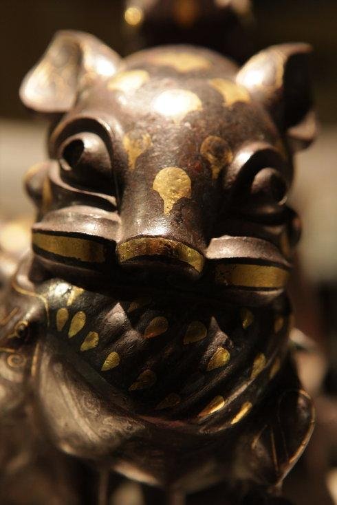 NO.6错金银铜虎噬鹿屏风座Copper Vessel Base made of Inlaid Gold and