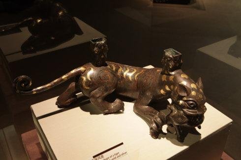 NO.6错金银铜虎噬鹿屏风座Copper Vessel Base made of Inlaid