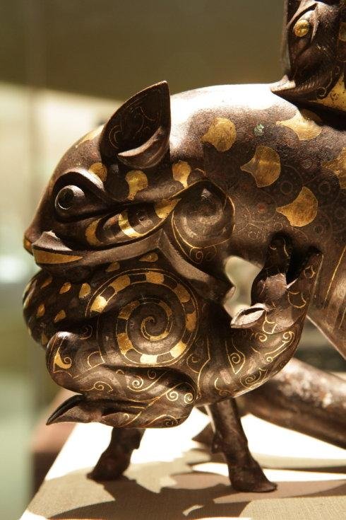 NO.6错金银铜虎噬鹿屏风座Copper Vessel Base made of Inlaid Gold and