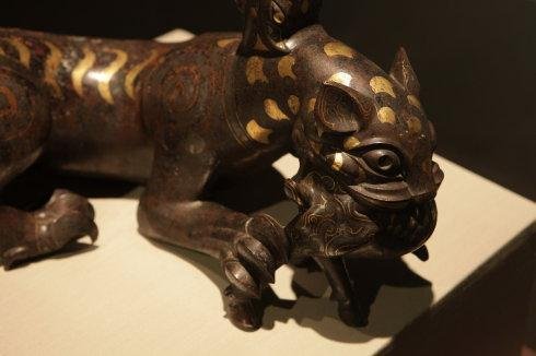 NO.6错金银铜虎噬鹿屏风座Copper Vessel Base made of Inlaid Gold and