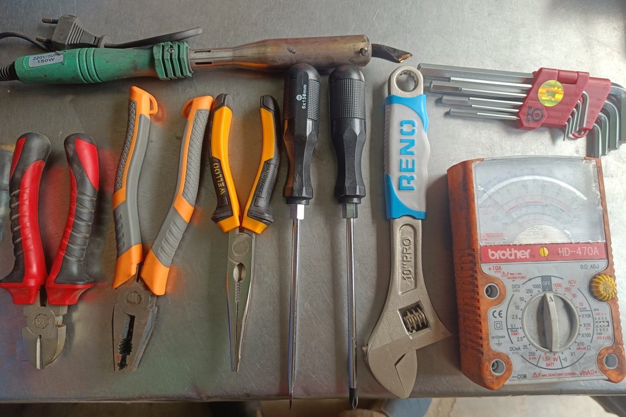 A Beginner's Basic Sewing Tools List with Pictures, image size:1278x852