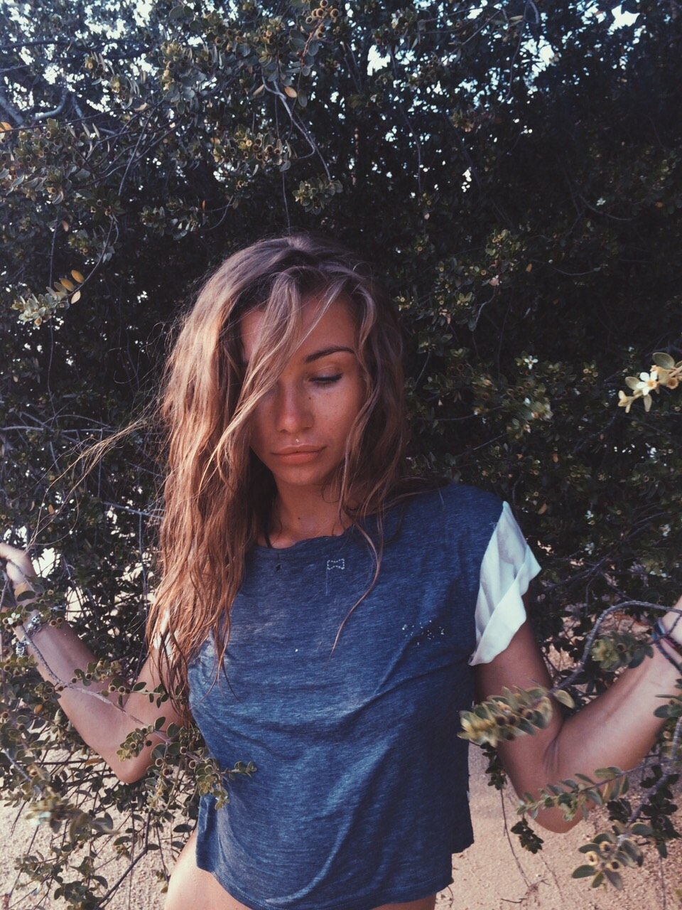 Kechasi katta yo‘lda ovoz berayotgan qiz videoga olingan.