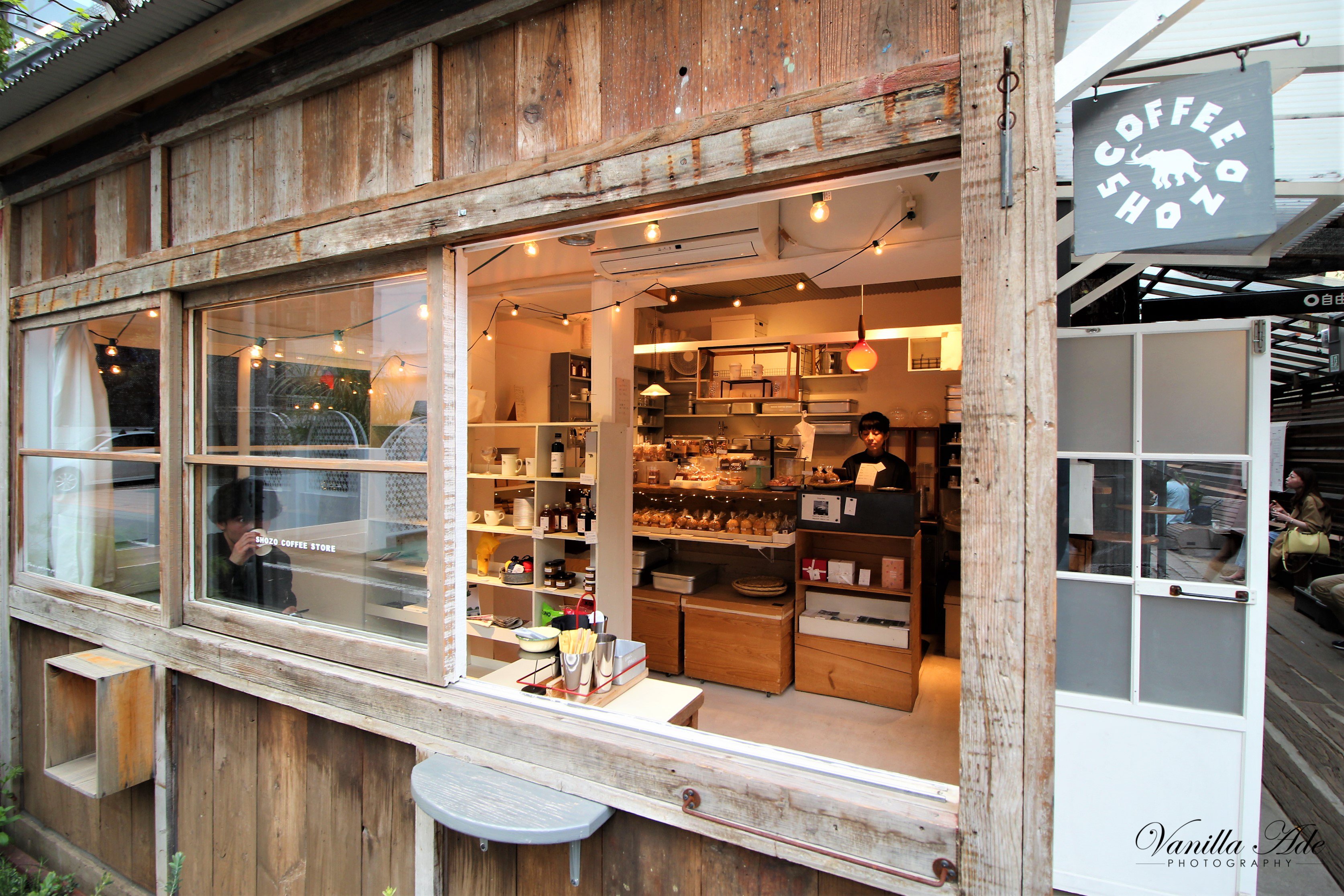 Hot place in Tokyo where you can taste life's coffee and beer