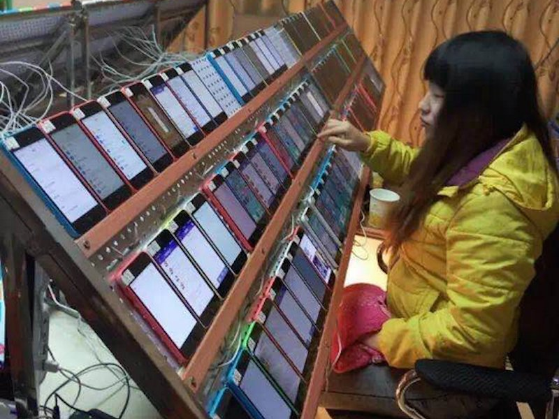 this-disturbing-image-of-a-chinese-worker-with-close-to-100-iphones-reveals-how-app-store-rankings-can-be-manipulated.jpg