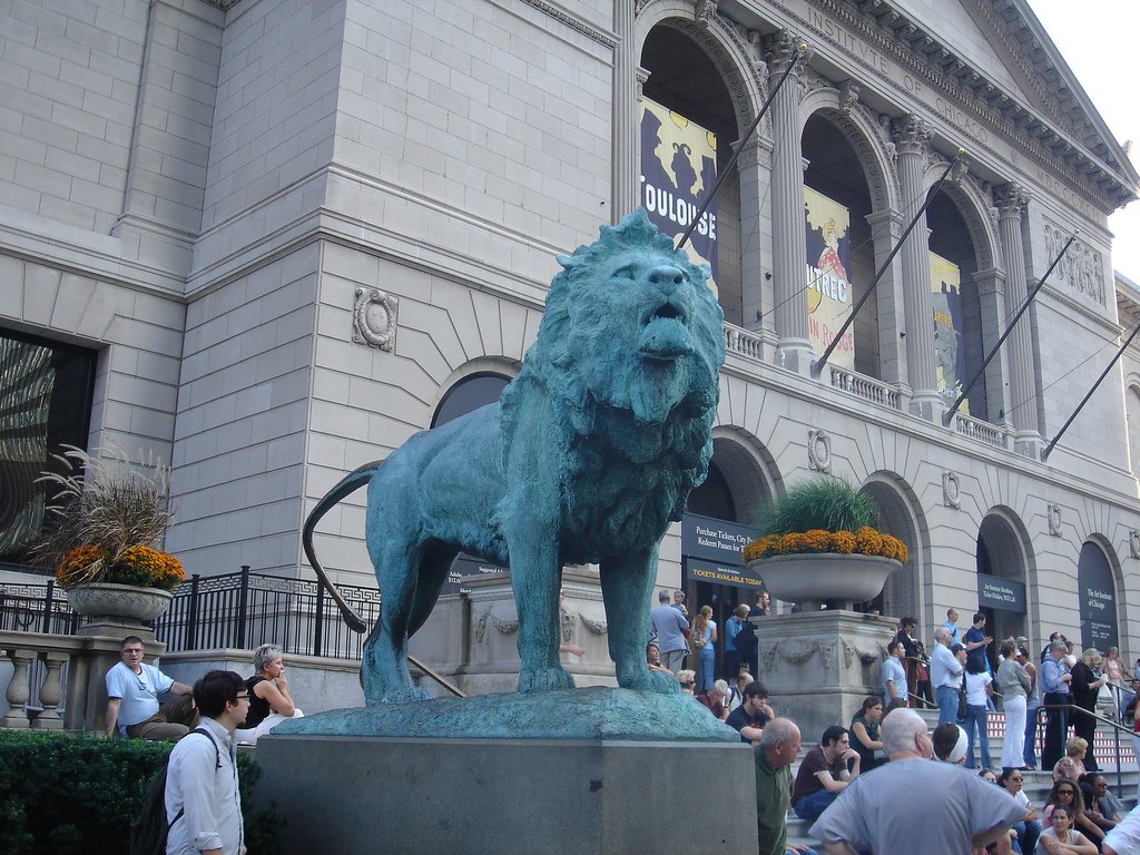 lion in front of art institute of chicago