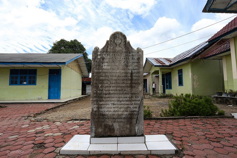 Prasasti yang mencatat kematian syahbandar Kuala Batu tahun 1824, masih berdiri di depan SD Lama Tuha, Kecamatan Kuala Batee, Kabupaten Aceh Barat Daya.