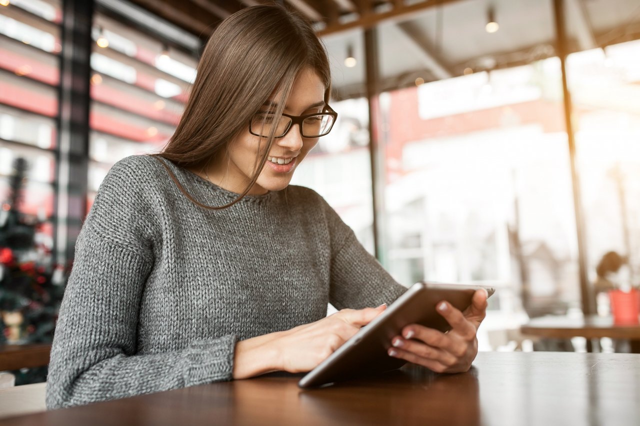 caffe-caffe-utilizzando-tablet-donna.jpg