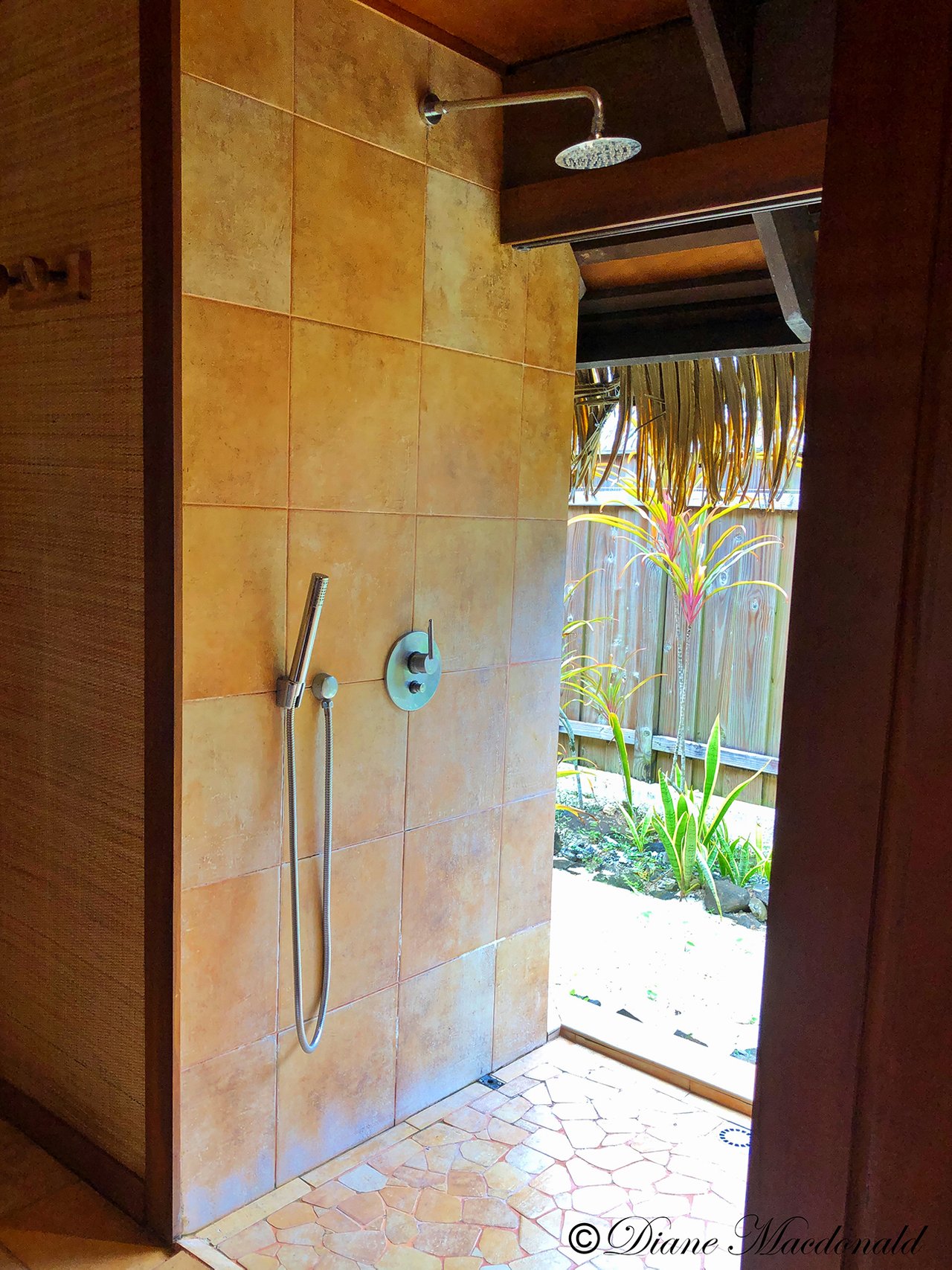 huahine shower2.jpg