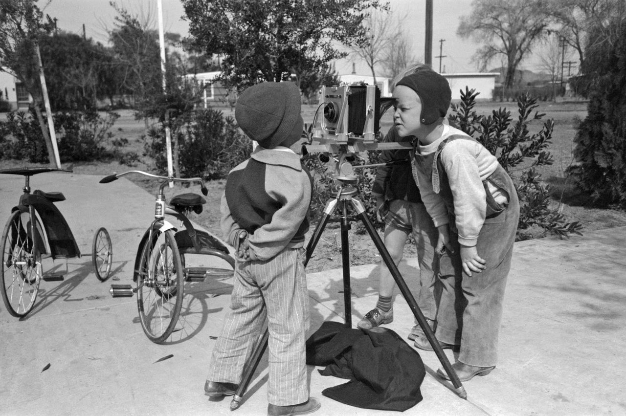 Russell Lee - Children at the FSA Camelback Farms inspect the photographer's camera, Phoenix, Arizona, 1942.jpg