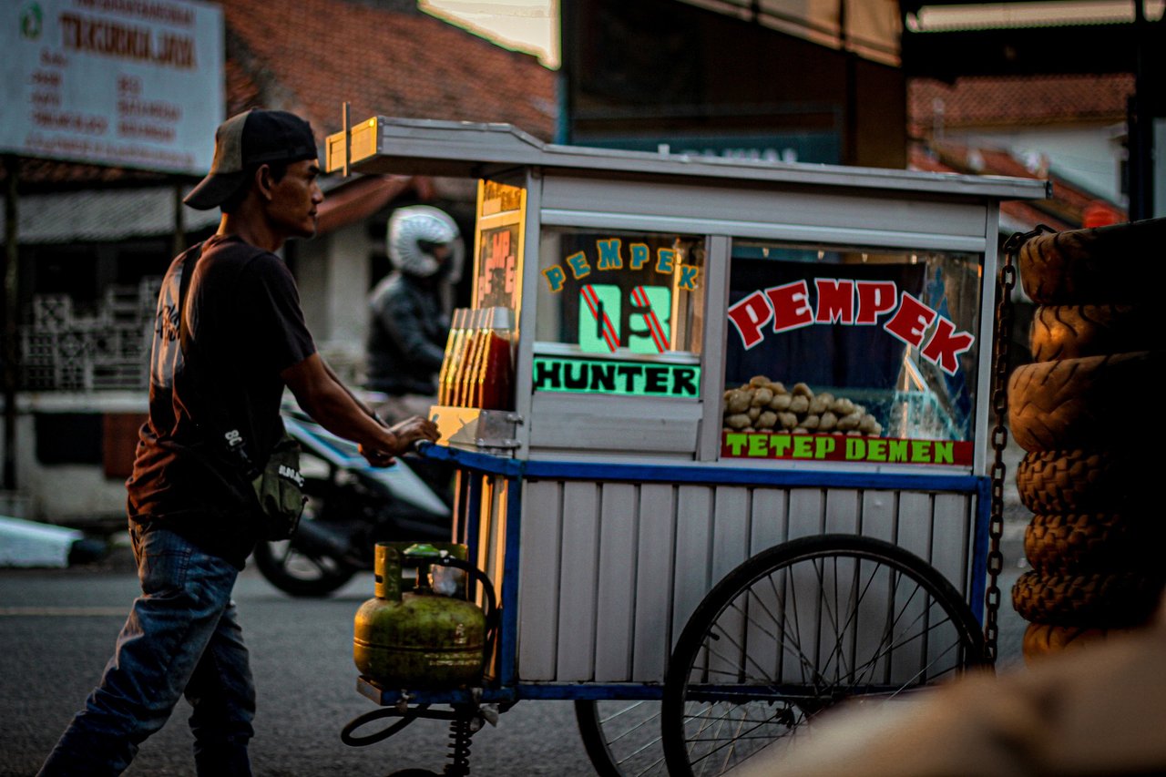 street-vendor-g195761527_1920.jpg