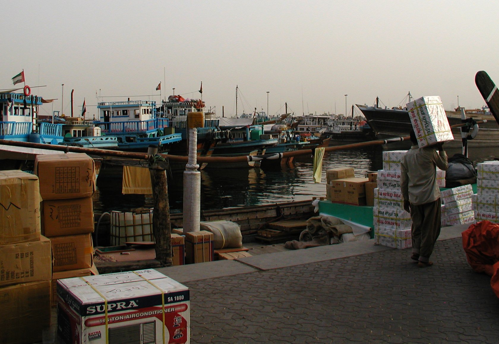 dubai15-workers.jpg