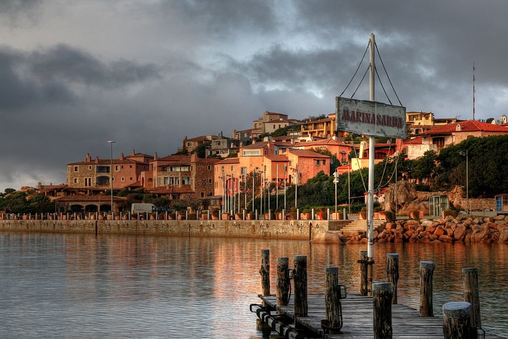 1024px-Porto_Cervo_Hafen.jpg