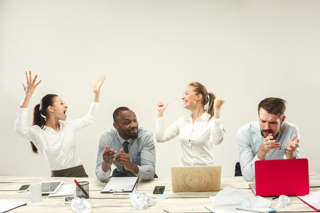 giovani-uomini-e-donne-seduti-in-ufficio-e-lavorando-su-laptop-concetto-di-emozioni.jpg