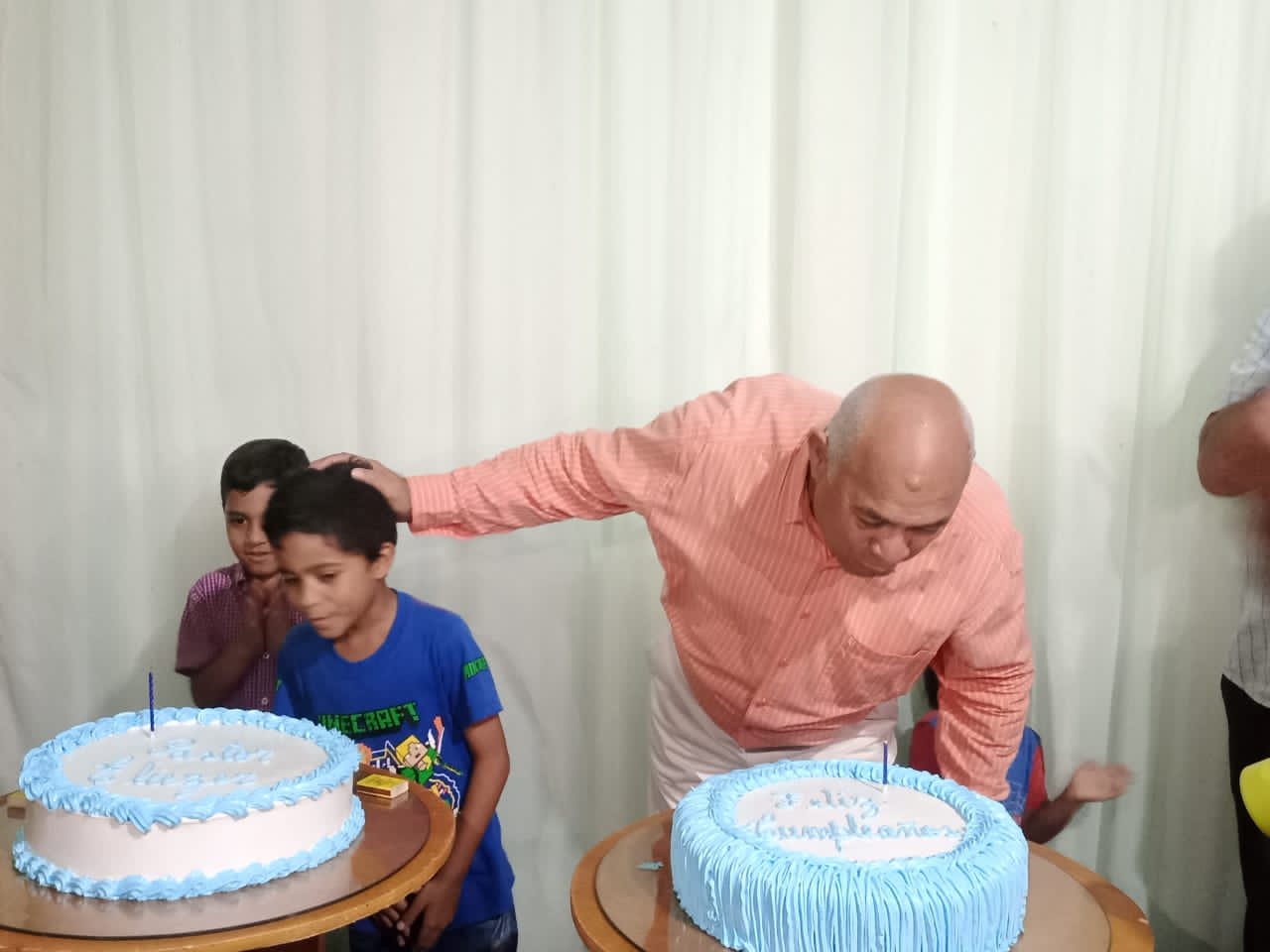 soplando la vela del cumpleaños 57.jpg