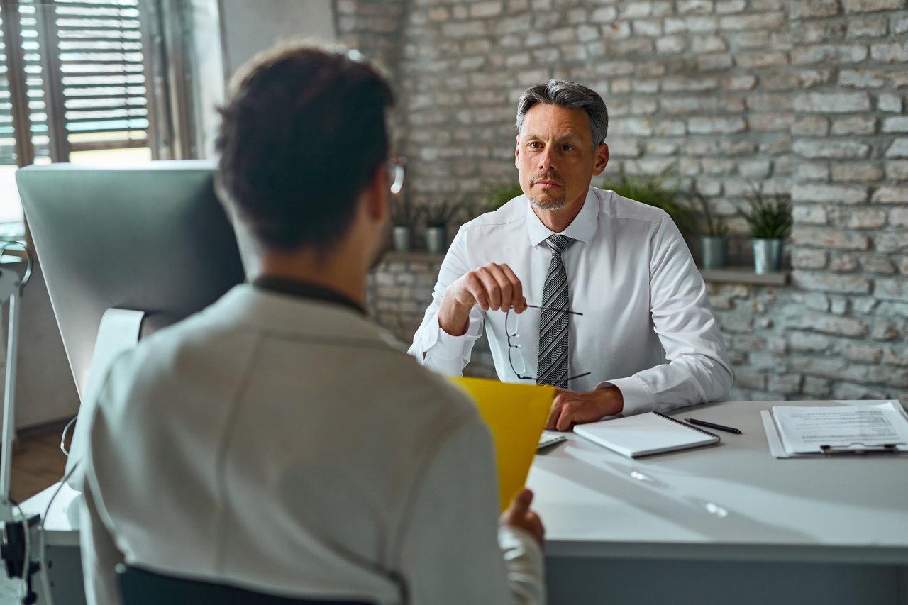 membro-del-team-delle-risorse-umane-durante-un-colloquio-di-lavoro-con-un-candidato-in-ufficio.jpg