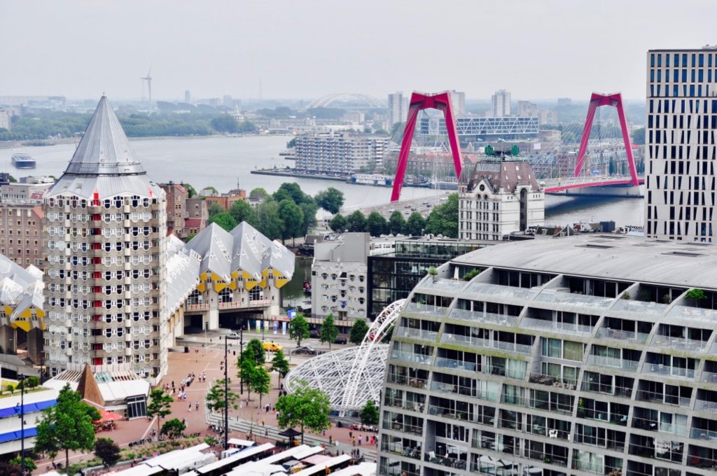 blaak en willemsbrug vanaf laurenskerk.jpg