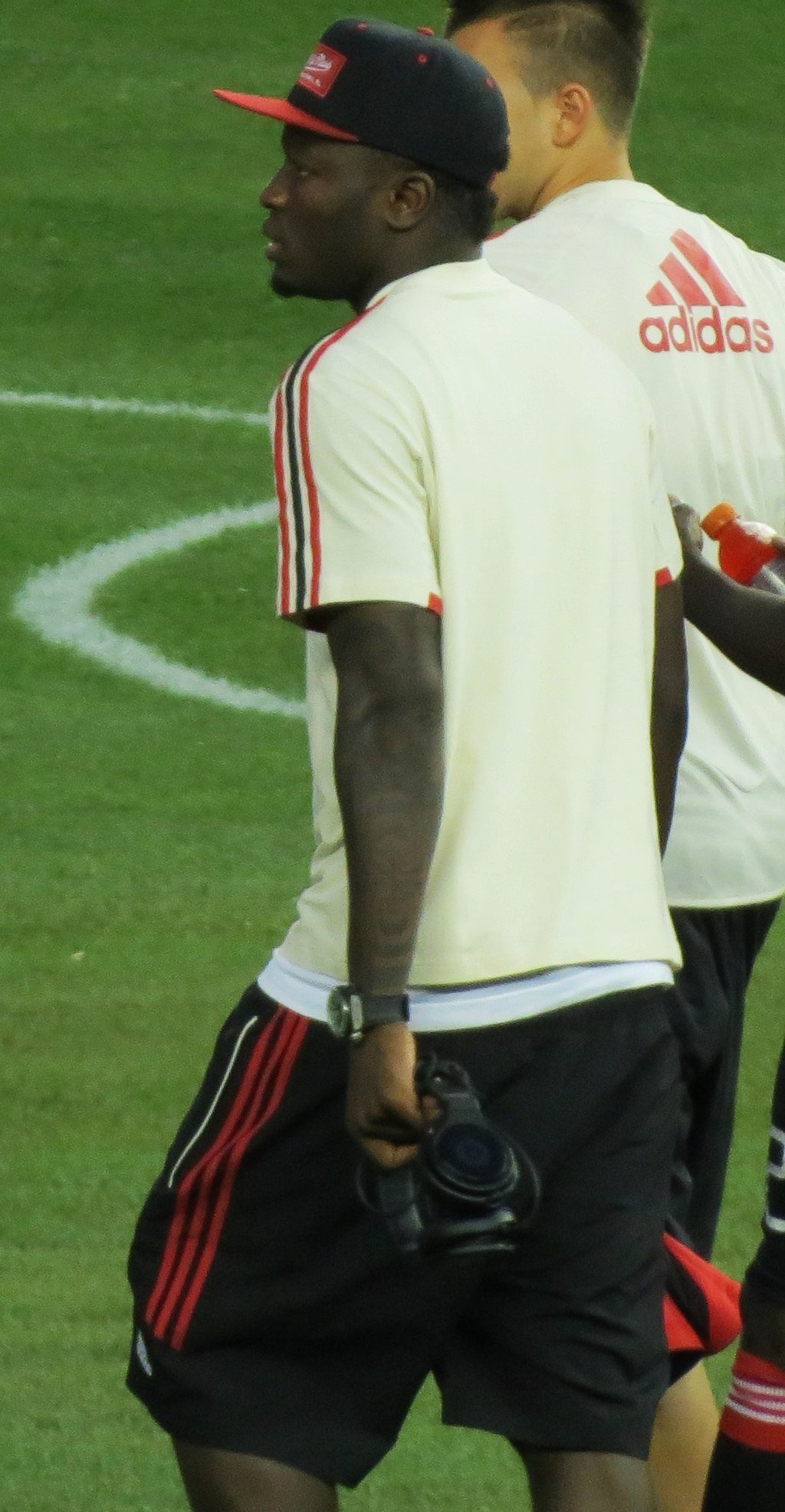 1024px-Sulley_Muntari_–_A.C._Milan.jpg