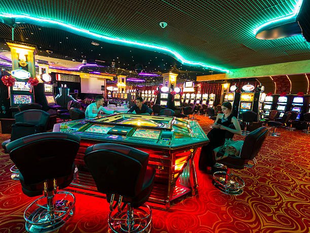 young-people-in-casino-at-opening-time.jpg