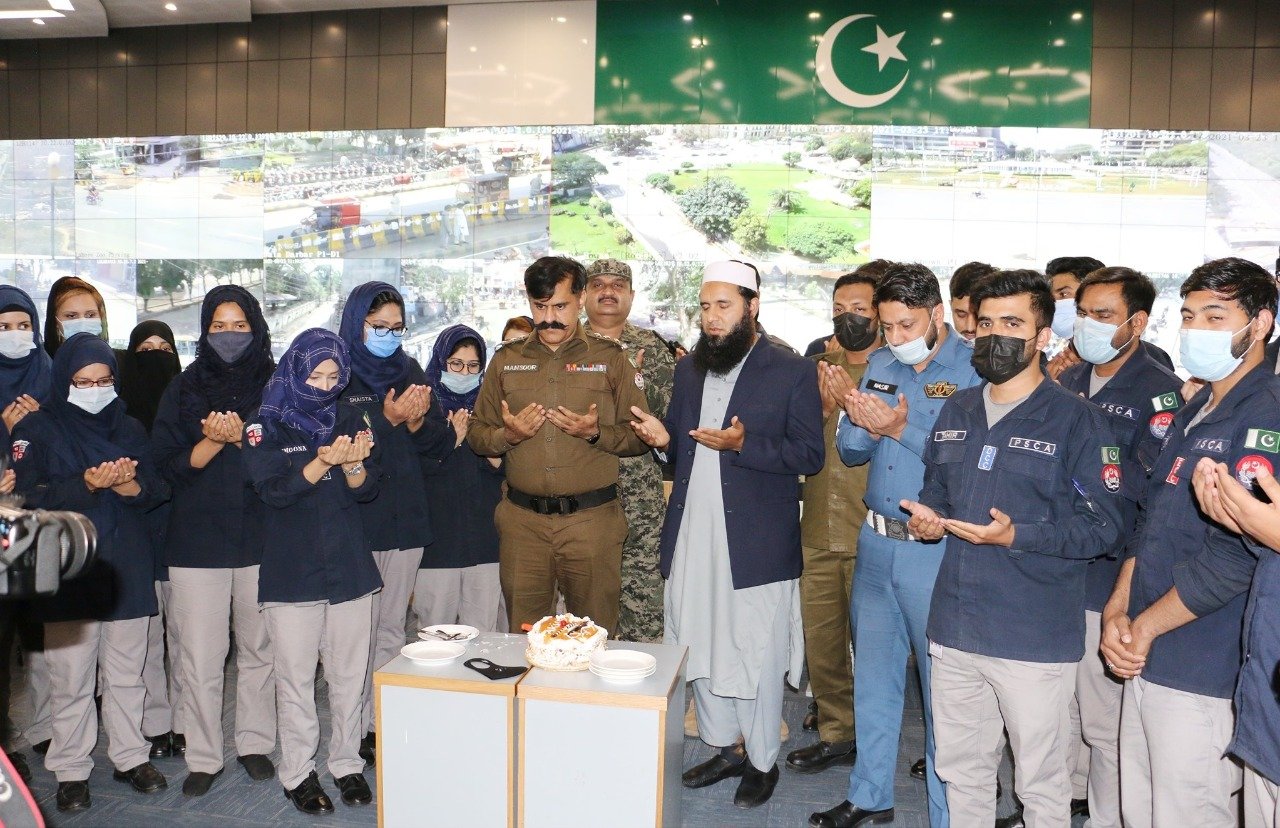 Youm-e-Pakistan Praying for betterment of Pakistan.jpg