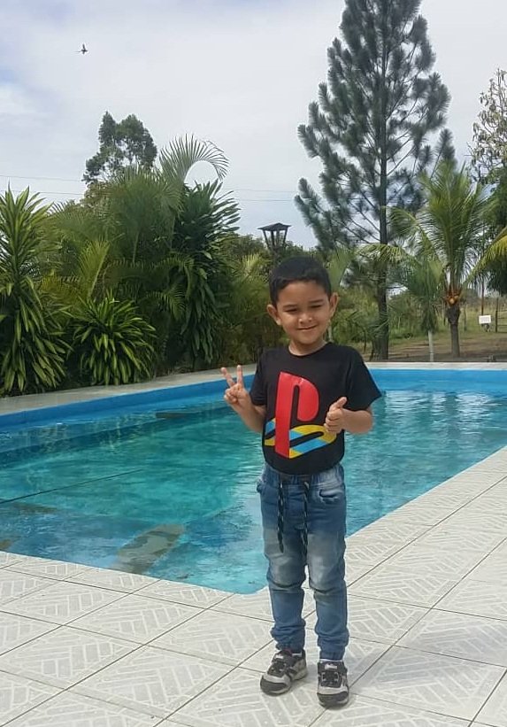 Santi en la piscina.jpg