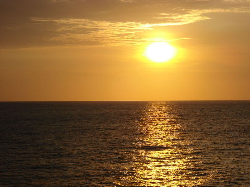 Sun_Set_In_Sea_-_panoramio.jpg