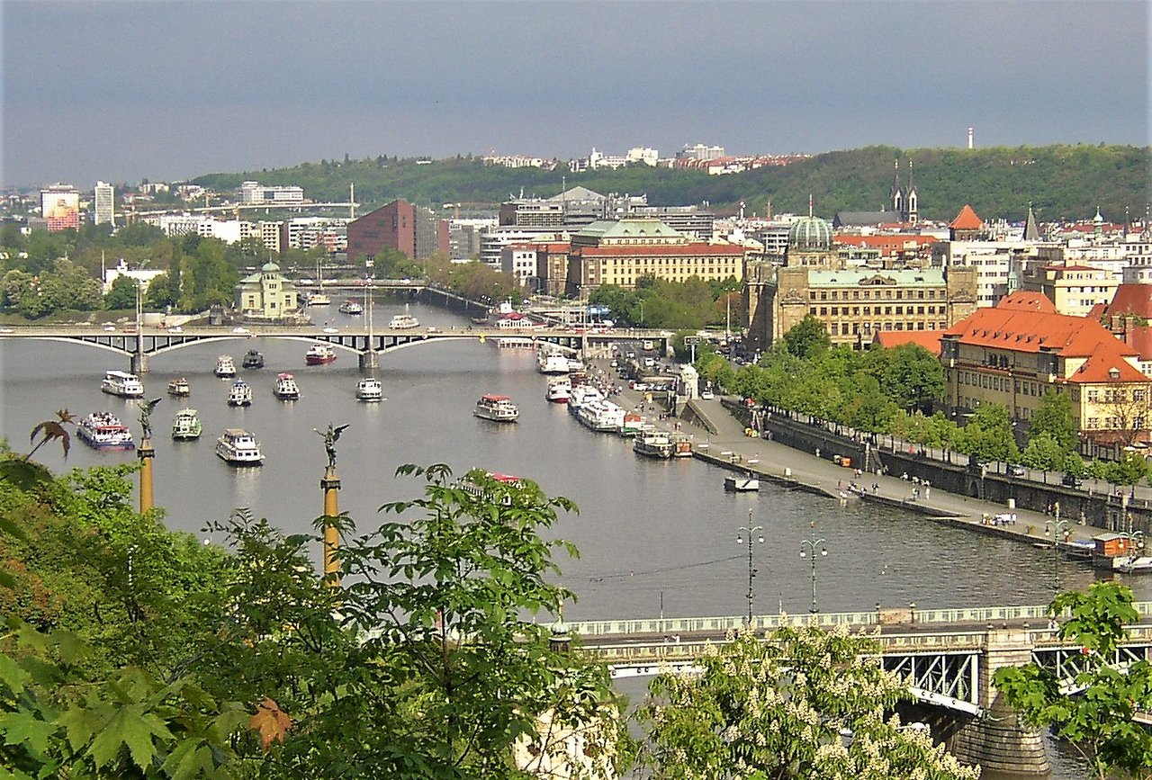 Boats_Prague_Vltava.jpg