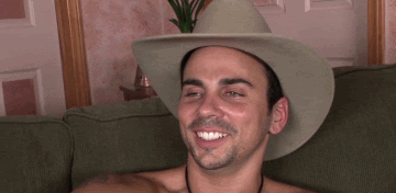 fOcVJYc38qnT2.gif
