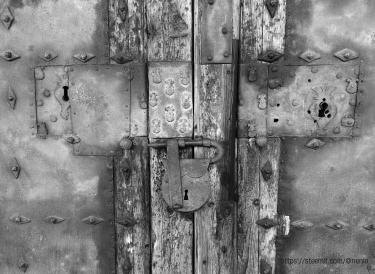 door-usb-bw.jpg