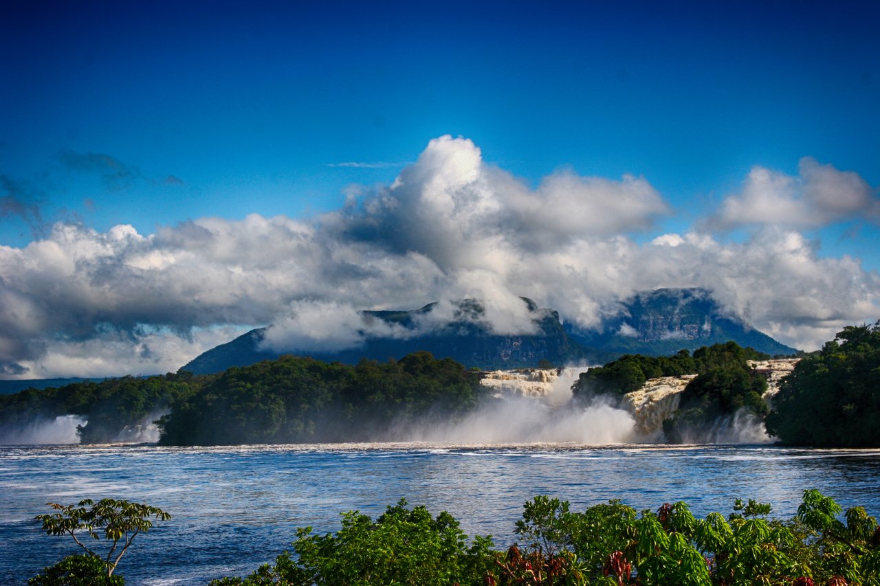 Canaima Lagoon 1.jpg