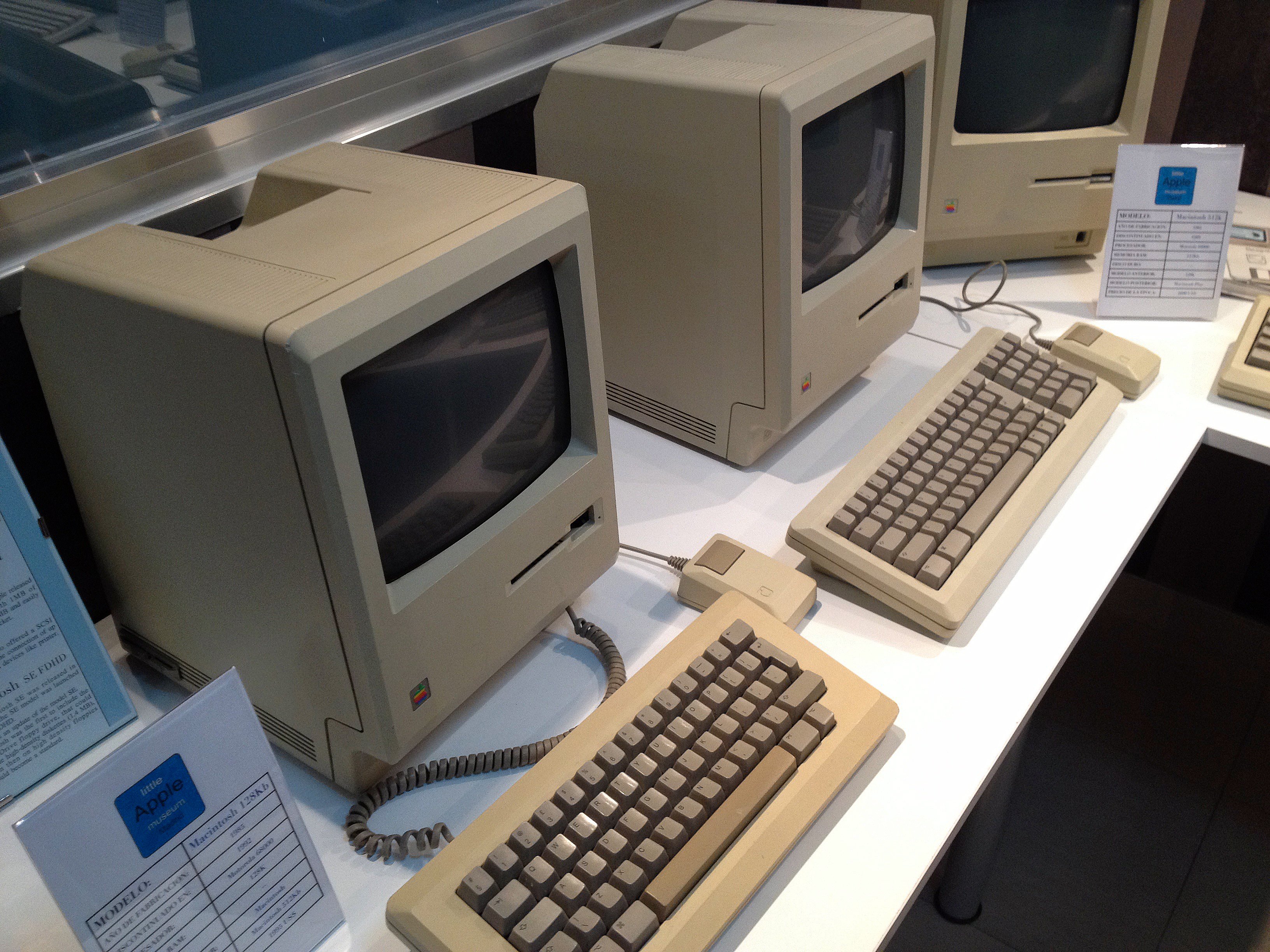 Apple_Mac_128K_(Little_Apple_Museum)_(8032166846).jpg