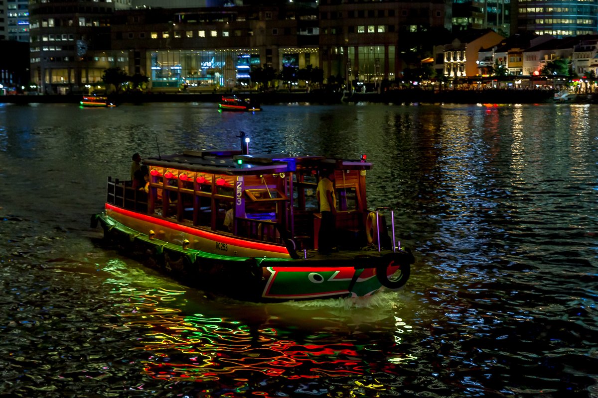 Singapore clark quay 16 boat funky.jpg