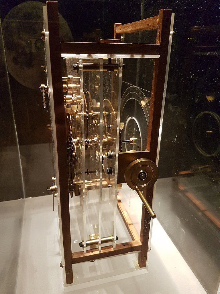 Antikythera_mechanism_right_sideview_(transparent_model).jpg