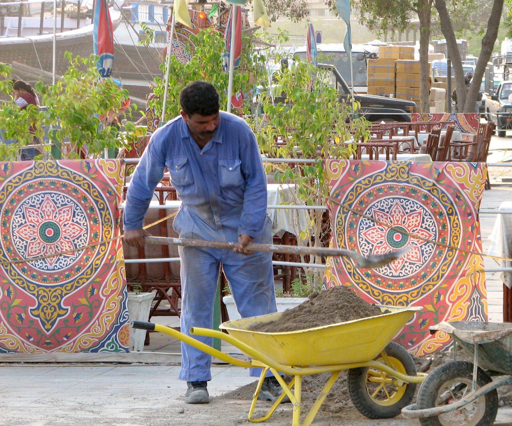 dubai12-workers.jpg