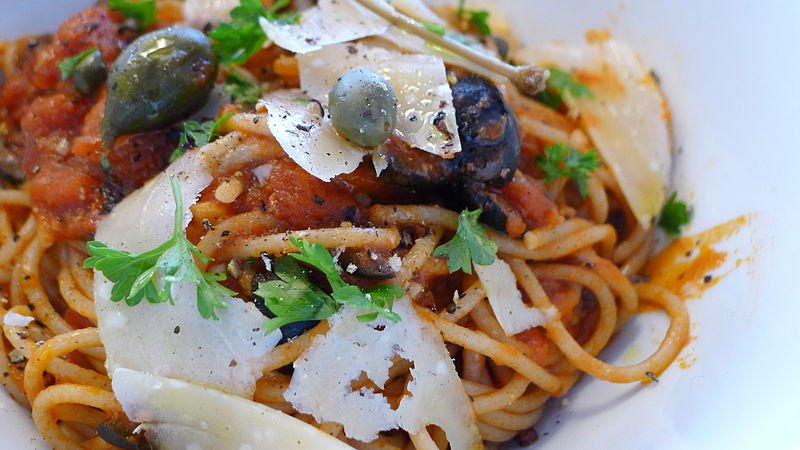 800px-Spaghetti_alla_Puttanesca_-_detail.JPG