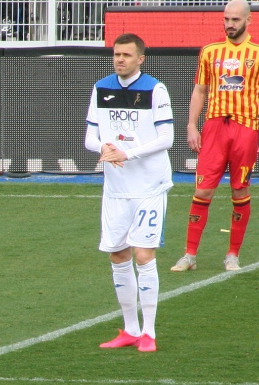 512px-Calcio_di_inizio_Lecce_Atalanta_-_Josip_Iličić_(cropped).jpg