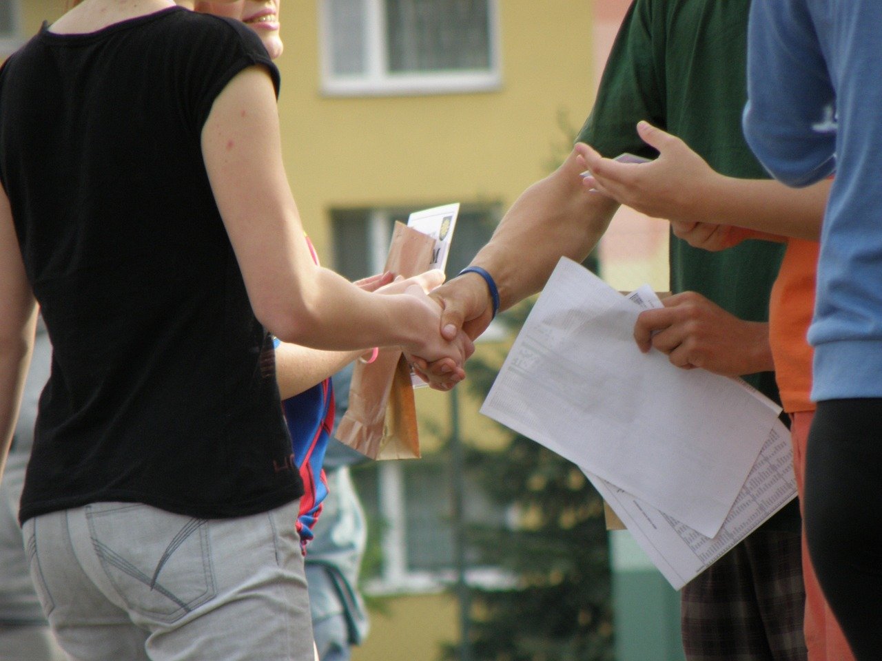 handshakes-930178_1280.jpg