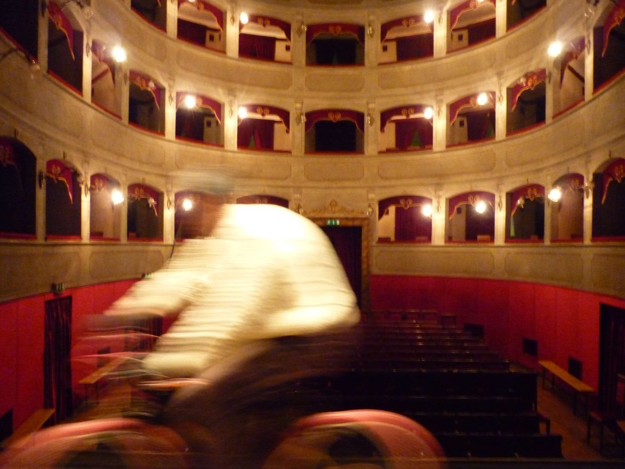 Teatro con fantasma in bici 1.jpg