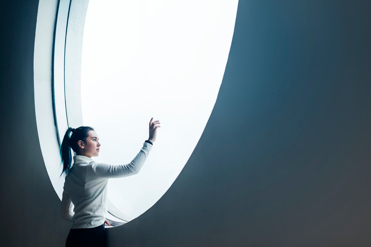 ragazza-che-utilizza-il-touch-screen-in-una-moderna-casa-intelligente.jpg