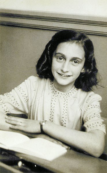 371px-Anne_Frank_lacht_naar_de_schoolfotograaf.jpg