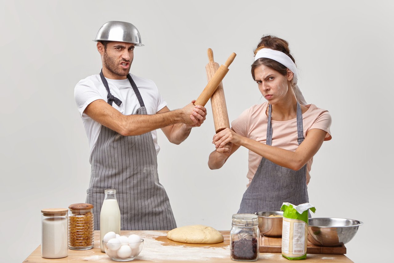 foto-di-cuochi-professionisti-che-combattono-in-cucina-partecipano-a-gare-culinarie-recintano-con-i-mattarelli-preparano-l-impasto-fresco-per-cuocere-la-torta-fanno-il-dessert-ai-biscotti.jpg