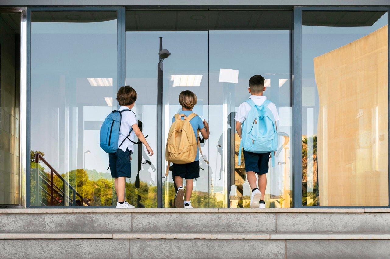 i-bambini-tornano-a-scuola-insieme.jpg