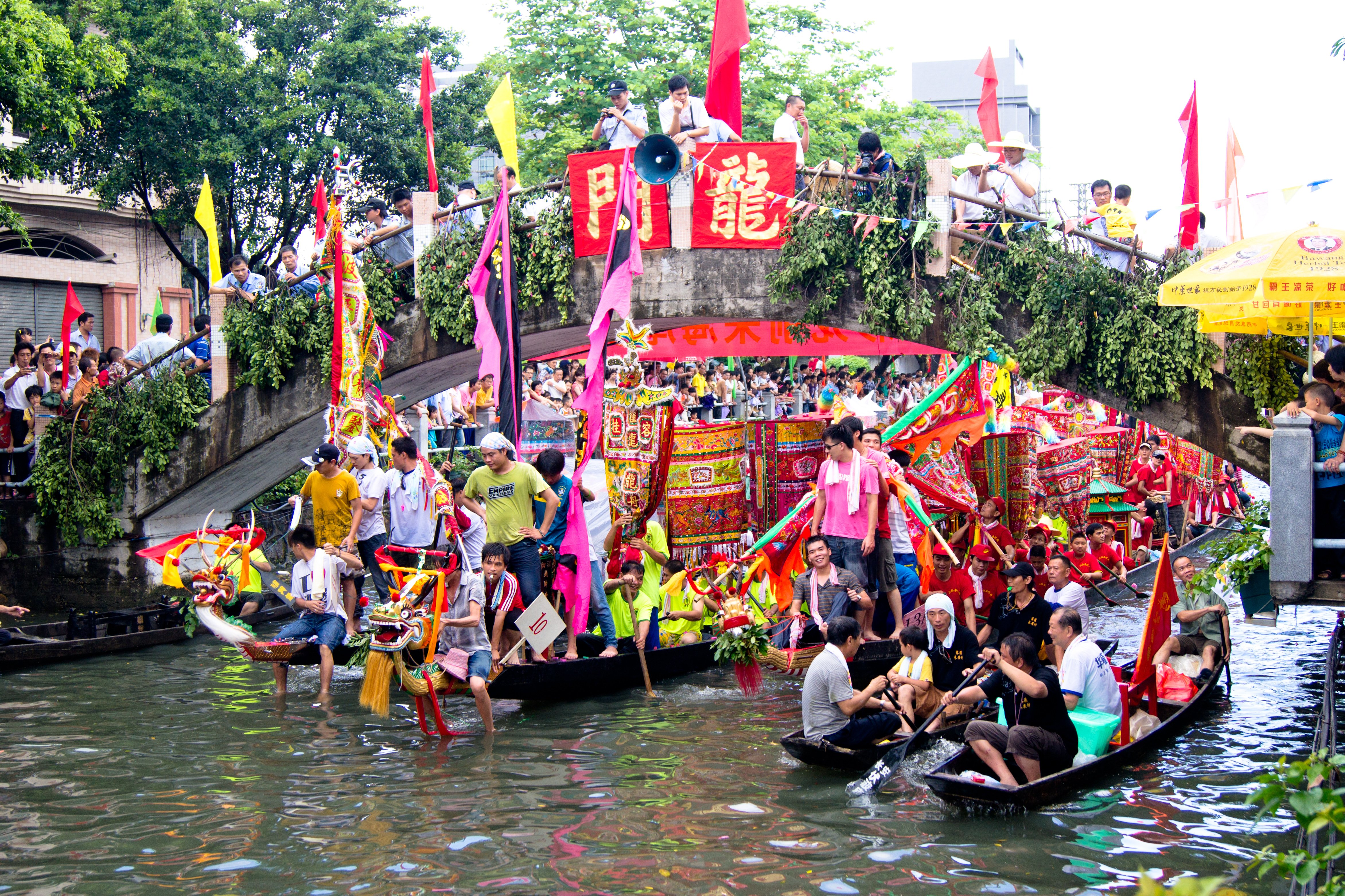 Dragon_Boat_Festival_in_Haiwei,_Ronggui,_2011.jpg