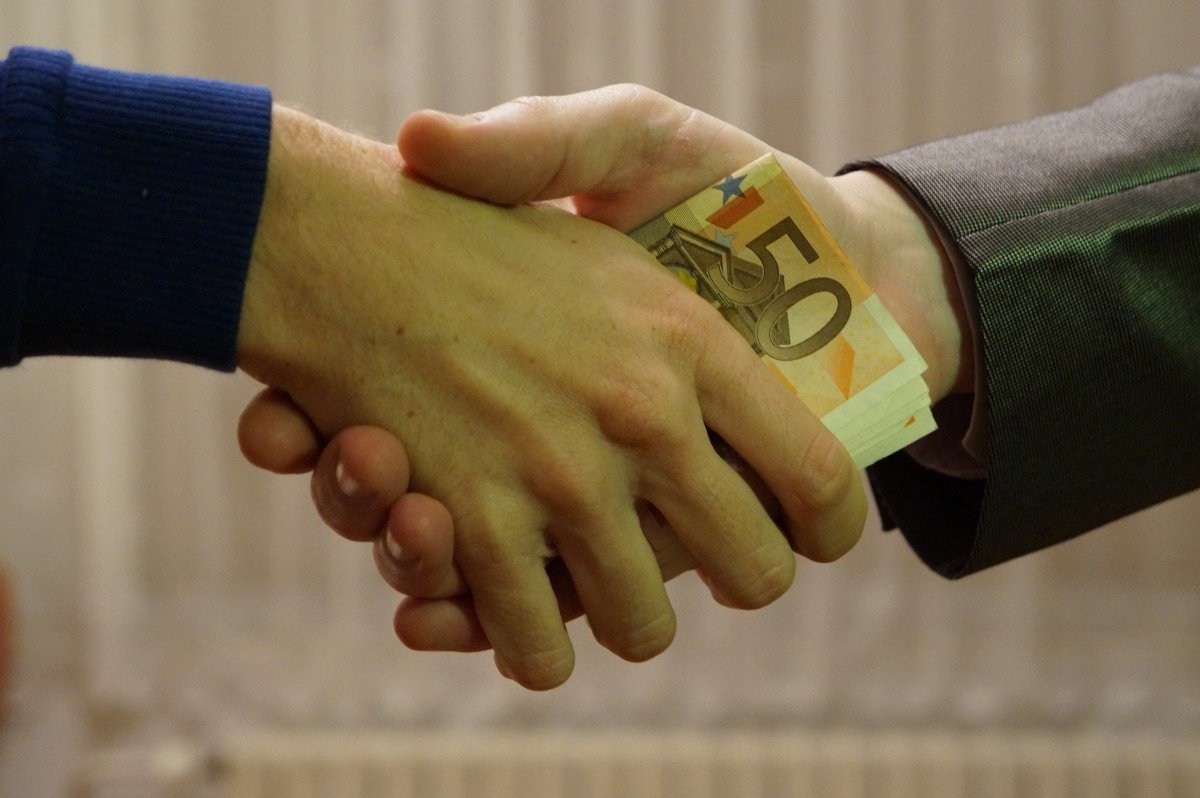 euro_bank_notes_handshake_661535.jpg