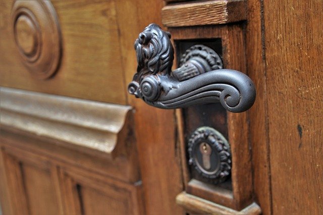 door-handle-3388259_640.jpg