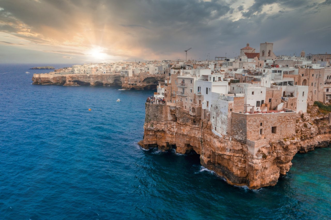 paesaggio-urbano-di-polignano-a-mare-circondato-dal-mare-sotto-la-luce-del-sole-e-un-cielo-nuvoloso-in-italia.jpg