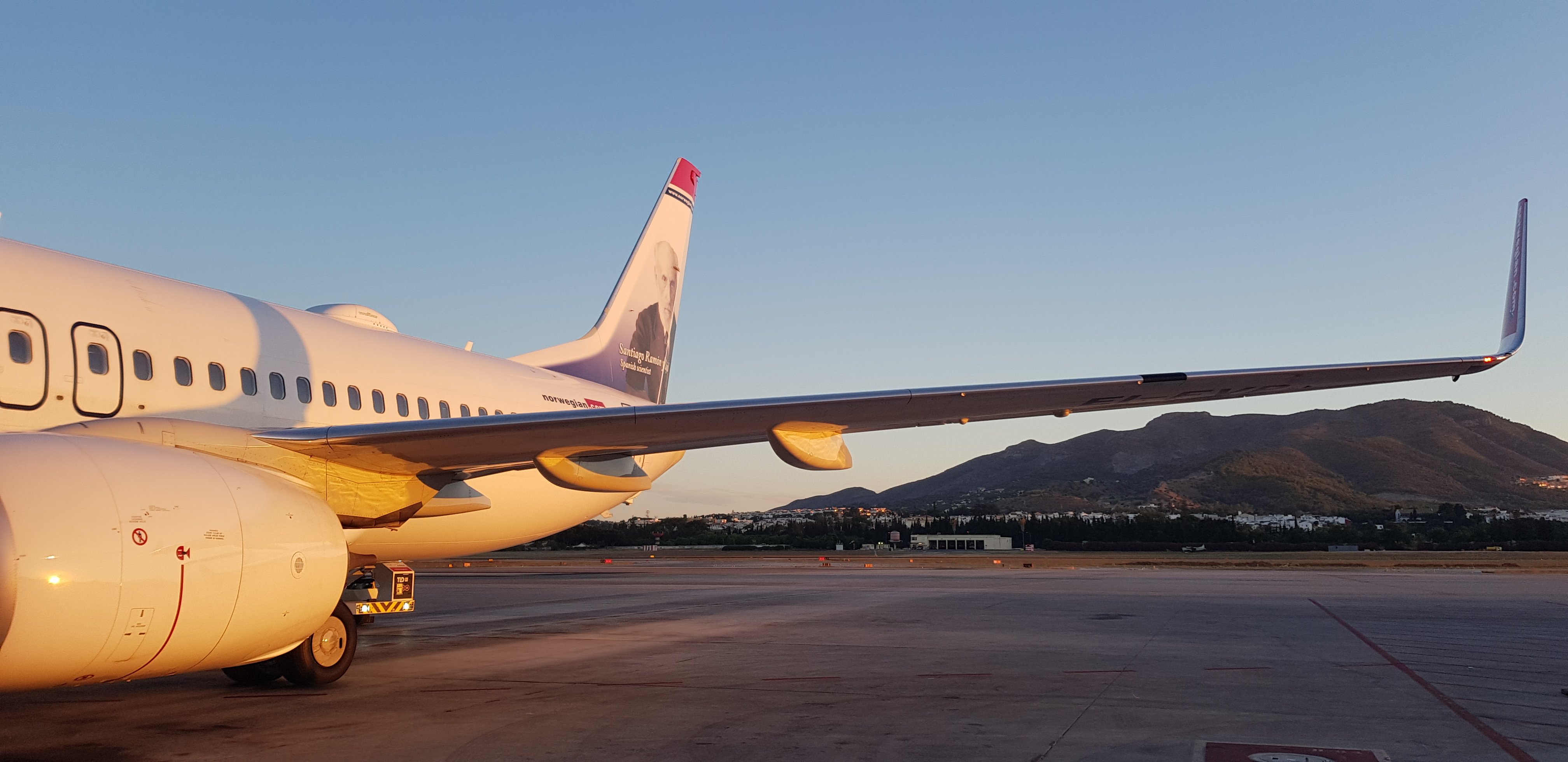 Resultado de imagen para Norwegian Boeing 737-800 Santiago RamÃ³n y Cajal