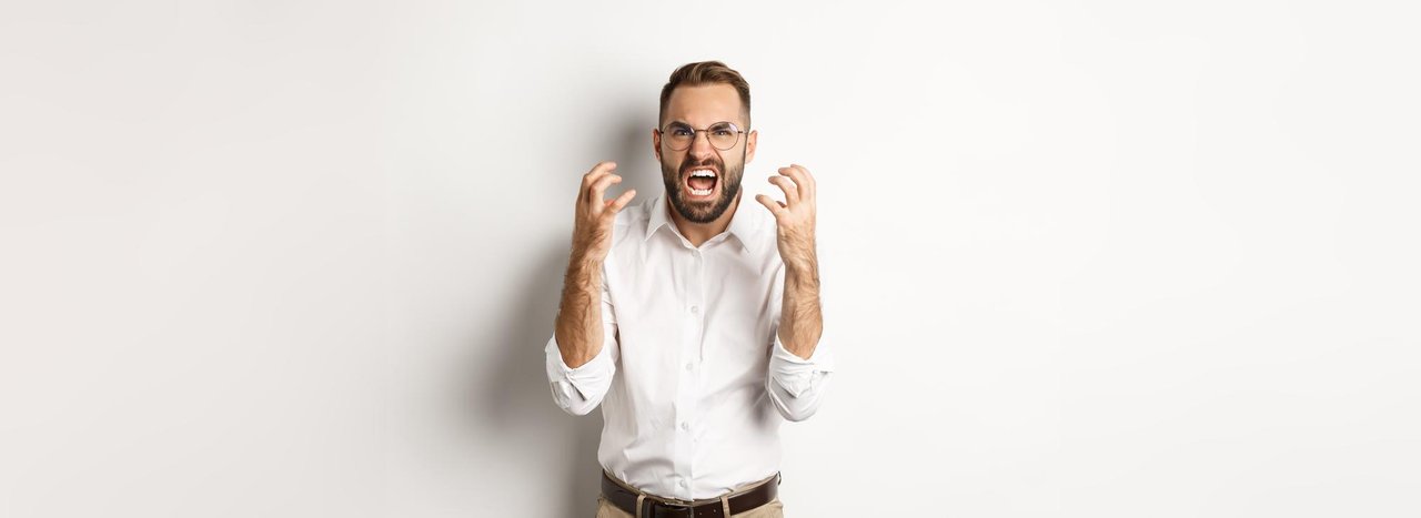 uomo-frustrato-e-arrabbiato-che-urla-di-rabbia-stringe-la-mano-furioso-in-piedi-su-sfondo-bianco.jpg