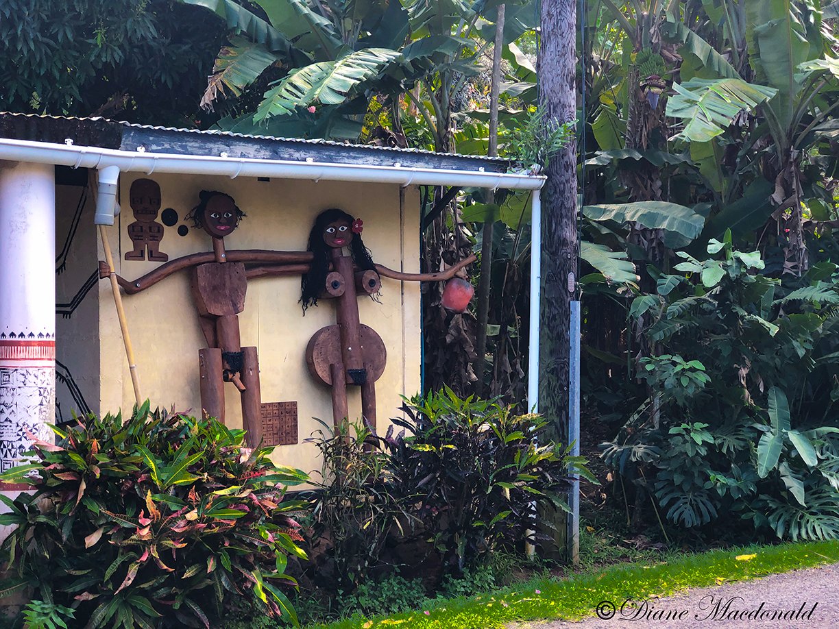 house sculptures huahine.jpg