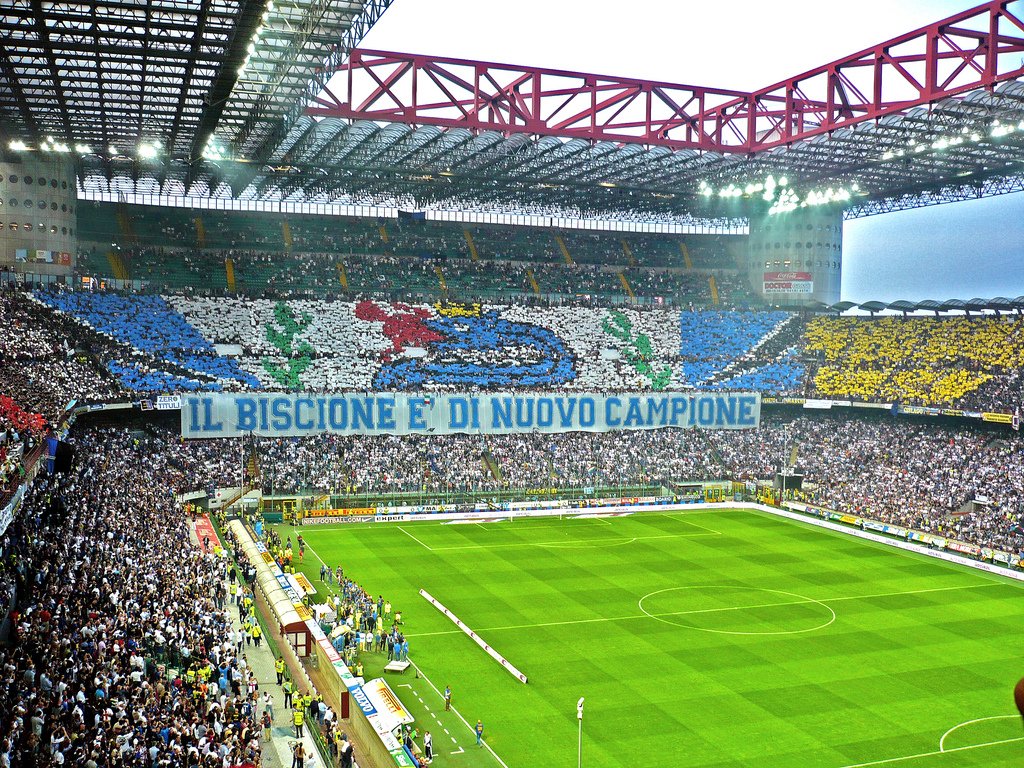 San_Siro_Stadium,_Inter_fans_Derby_-_2009.jpg